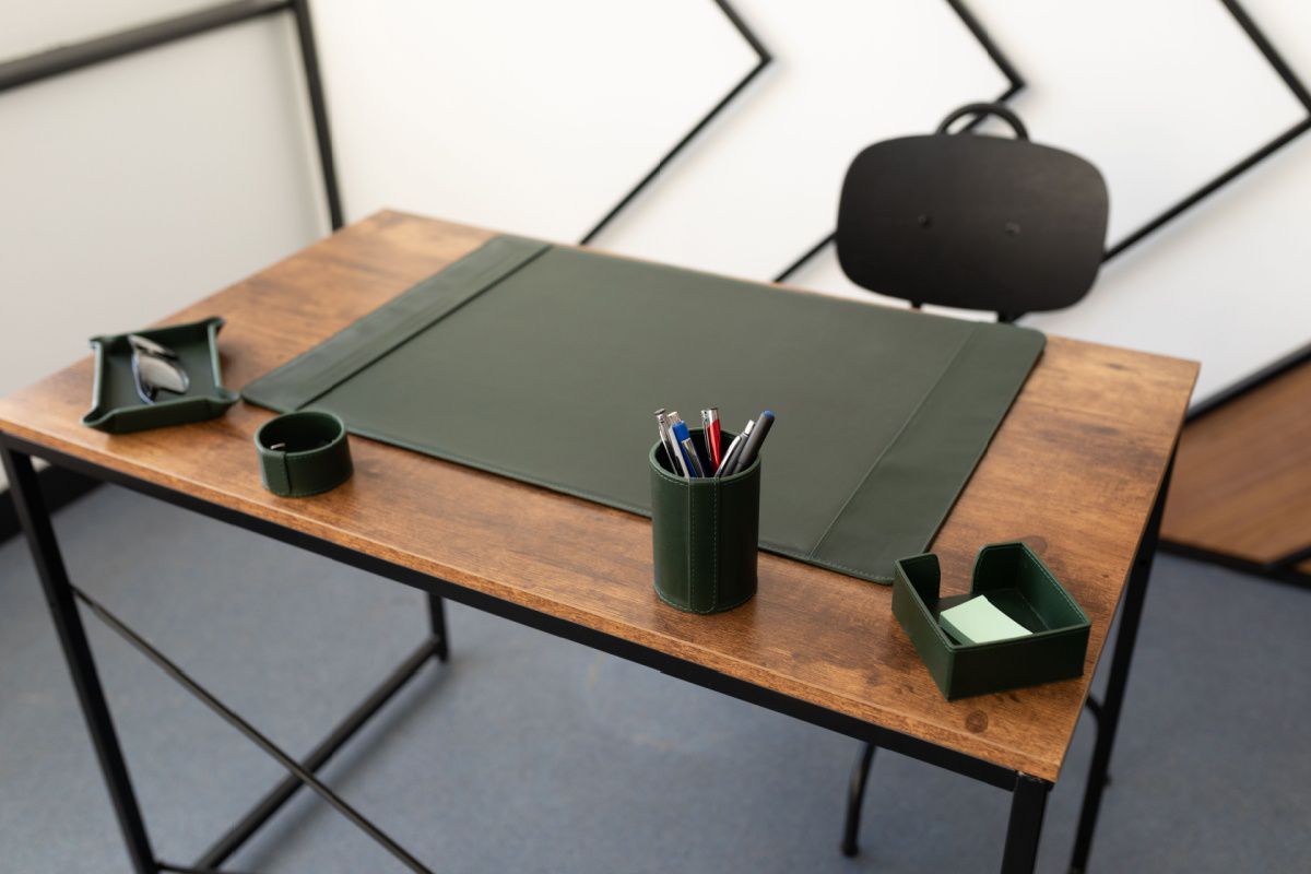 Empty Executive Desk — Headhunter Services RFT Search Group Empty executive desk representing an unfilled leadership position — headhunter services by RFT Search Group